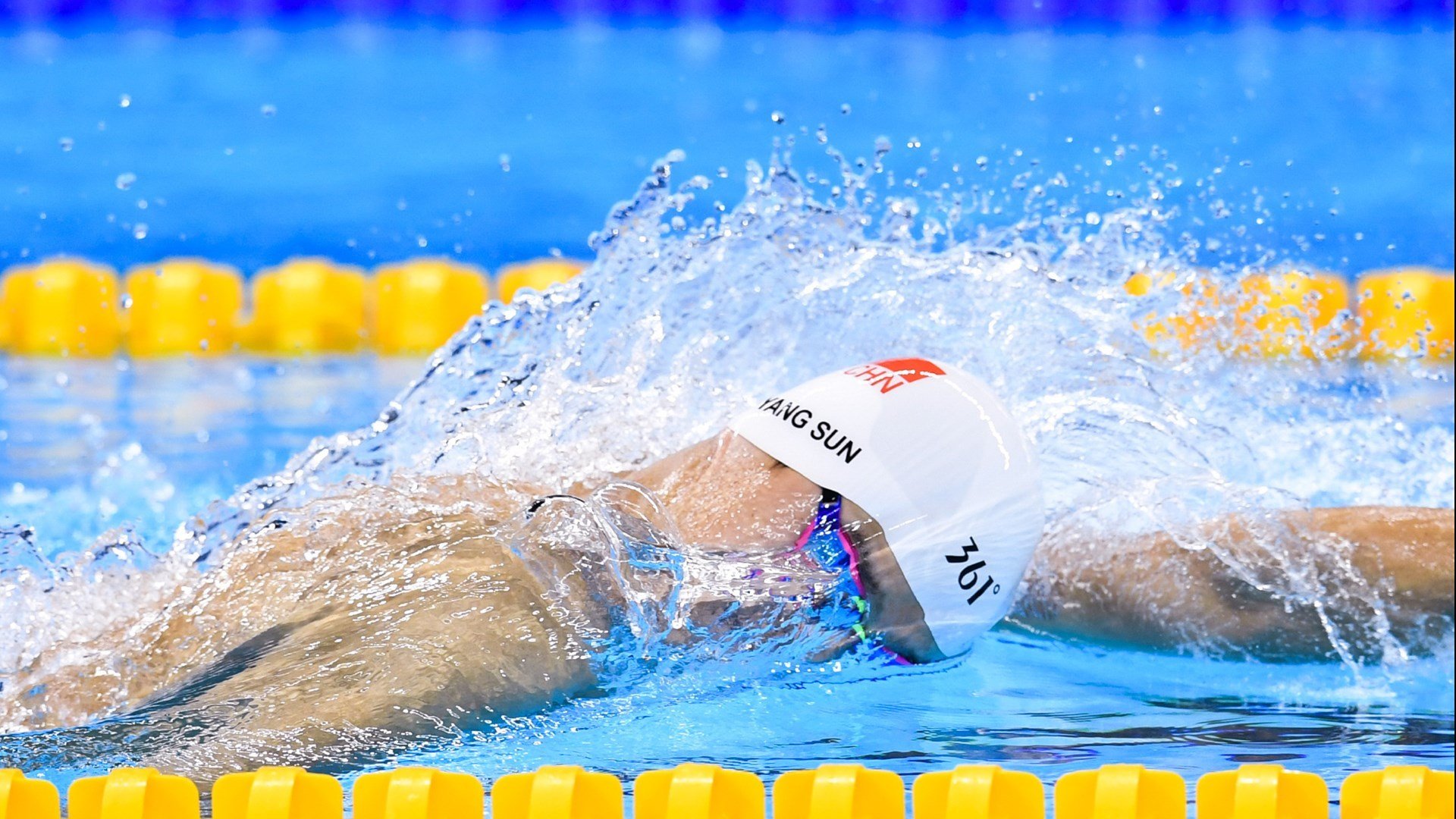 水球比赛突尼斯女将强硬防守,女子水球出线